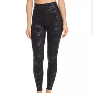 SPANX🔴 Faux Leather Camo Leggings size L nwot